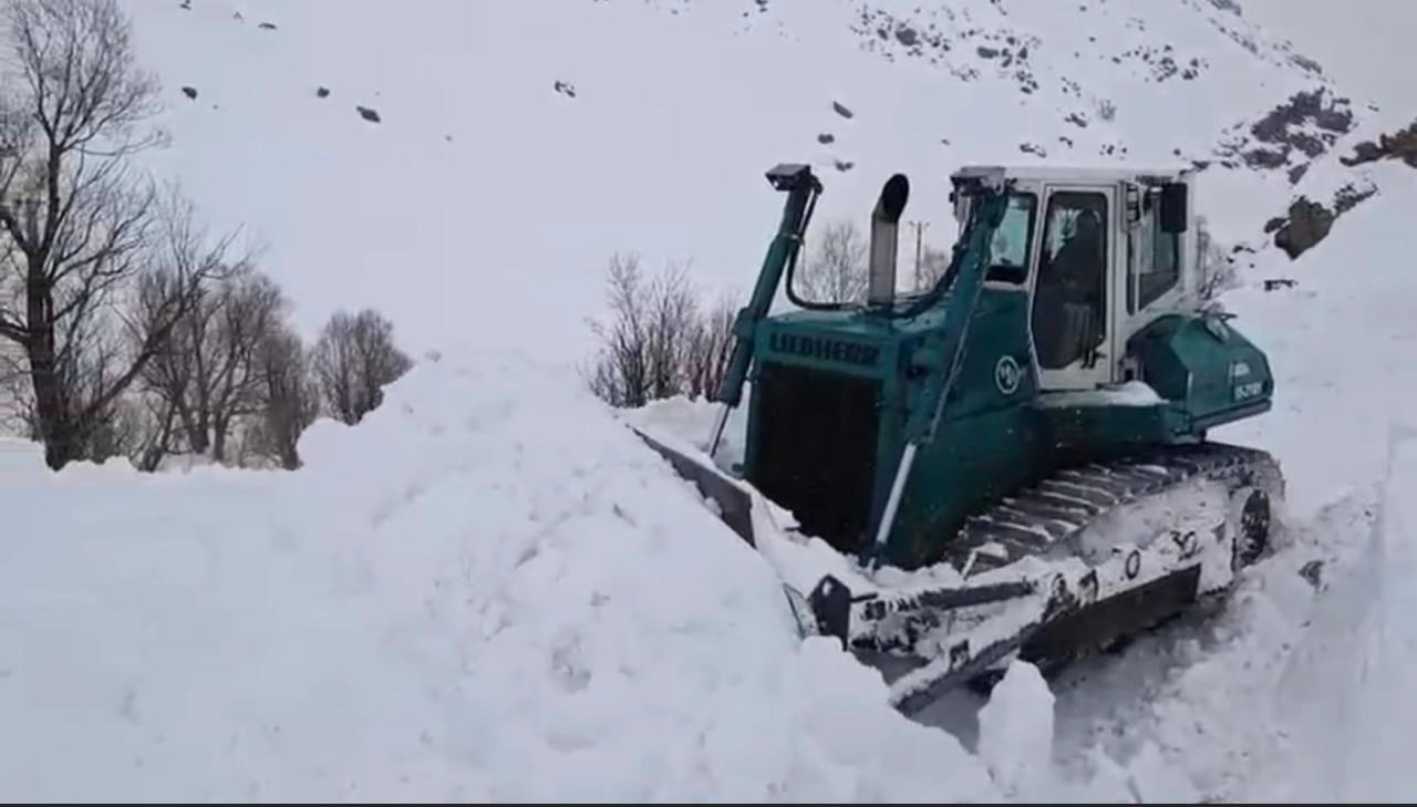ŞIRNAK'IN BEYTÜŞŞEBAP İLÇESİNDE KAR KALINLIĞI BAZI BÖLGELERDE 2 METREYİ AŞARKEN, EKİPLER VARDİYALI...