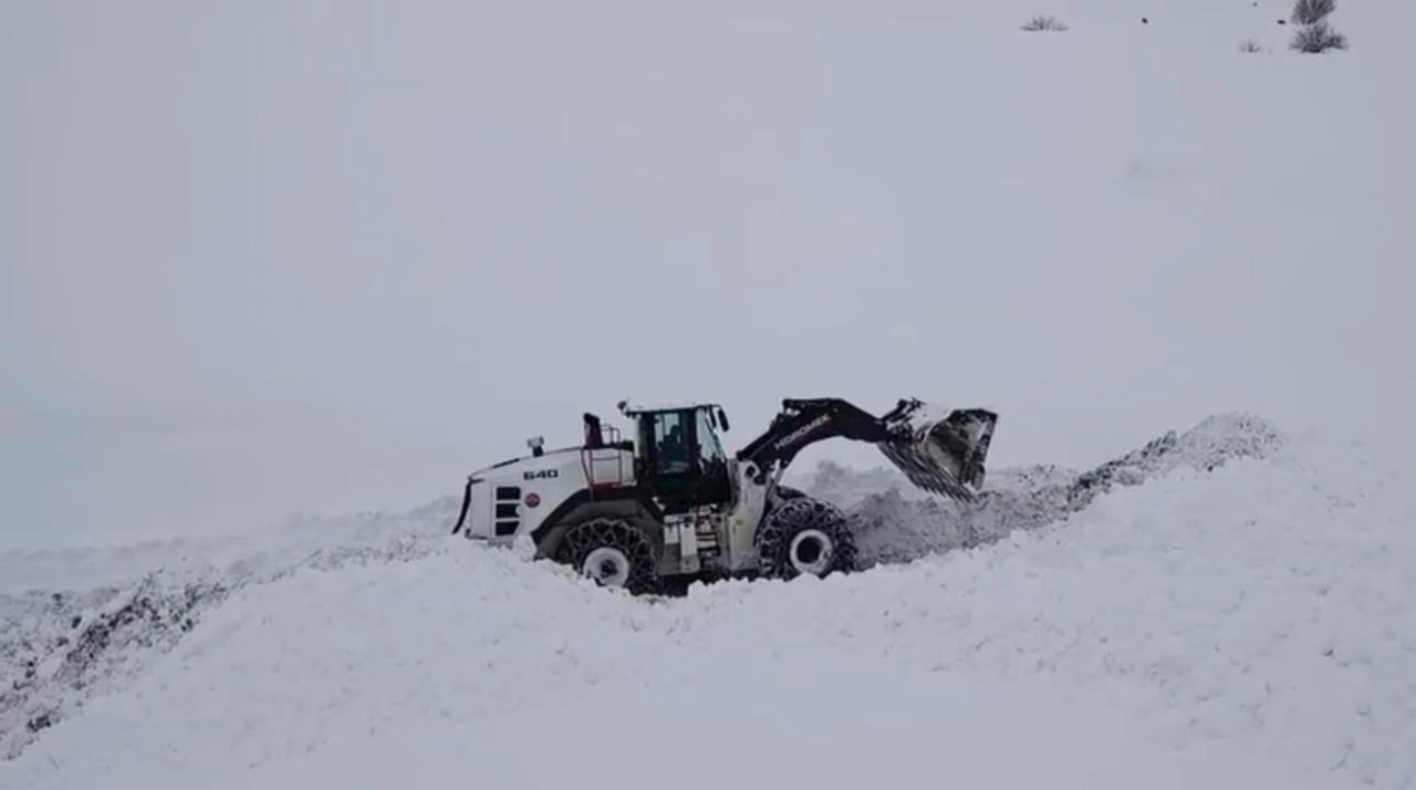 ŞIRNAK'IN BEYTÜŞŞEBAP İLÇESİNDE KAR KALINLIĞI BAZI BÖLGELERDE 2 METREYİ AŞARKEN, EKİPLER VARDİYALI...