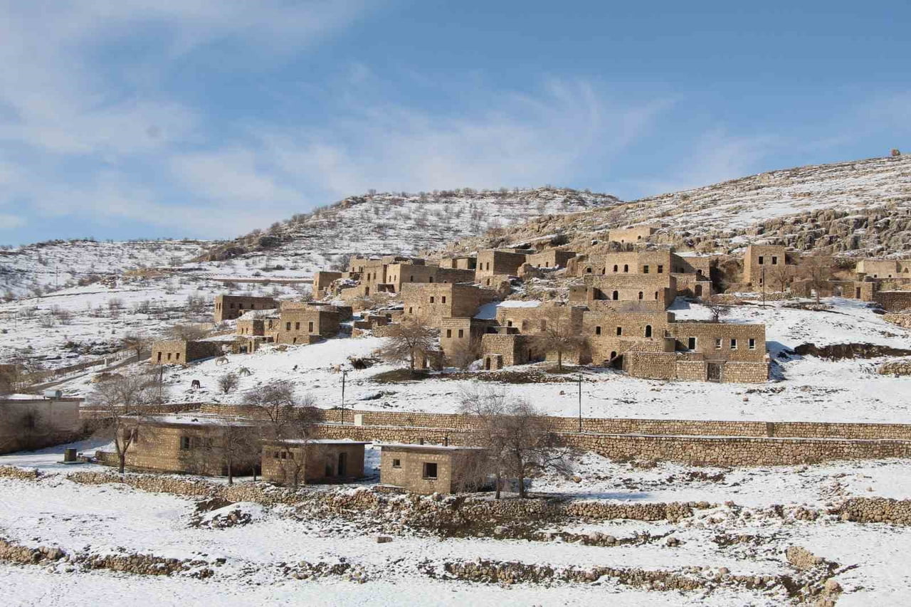 ŞIRNAK'IN İDİL İLÇESİNE BAĞLI GABAR DAĞI ETEKLERİNDE BULUNAN MAĞARA KÖYÜNDEKİ TARİHİ VARLIKLARININ...