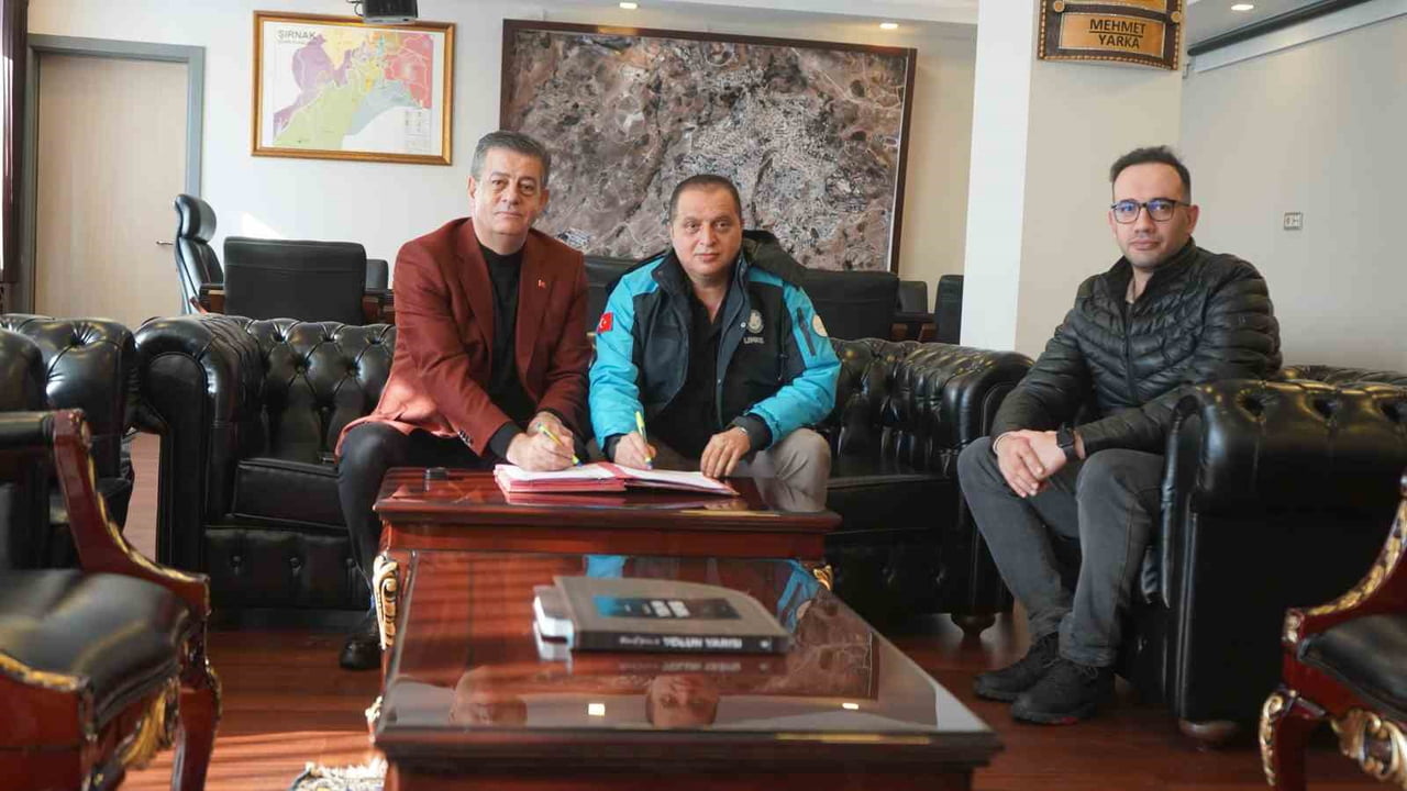 ŞIRNAK BELEDİYE BAŞKANI MEHMET YARKA (SOLDA) İLE İL SAĞLIK MÜDÜRÜ OP. DR. MURAT SİLİ (ORTADA)...