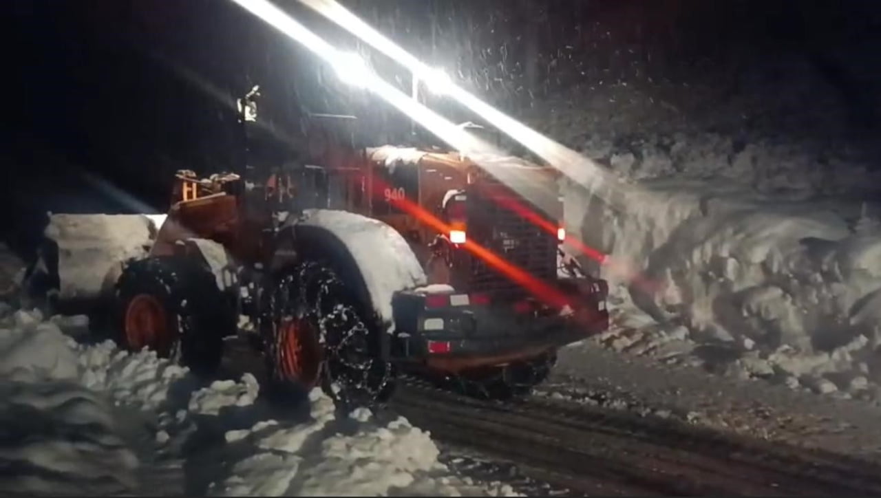 ŞIRNAK BEYTÜŞŞEBAP YOLUNA ÇIĞ DÜŞTÜ. EKİPLER YOLU AÇMAK İÇİN ÇALIŞMA BAŞLATTI.