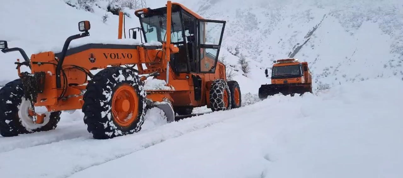 ŞIRNAK’IN BEYTÜŞŞEBAP İLÇESİNDE KARLA MÜCADELE DEVAM EDİYOR. KARLI YOLLAR BİR BİR...