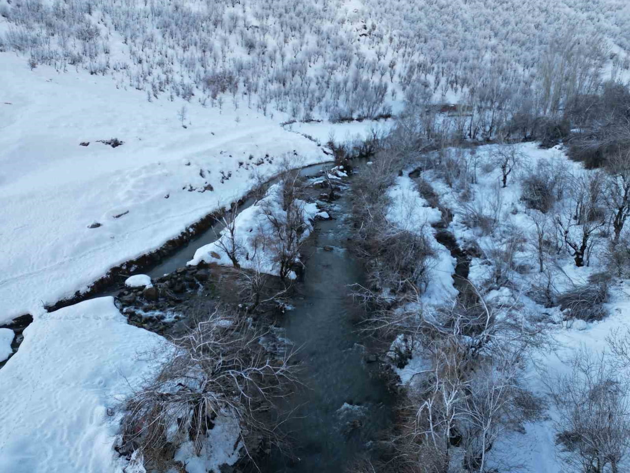 ŞIRNAK’IN BEYTÜŞŞEBAP İLÇESİNDE KARLI DAĞLAR VE KÖYLER BUZ’A DÖNÜŞTÜ. KAR HER YERİ...