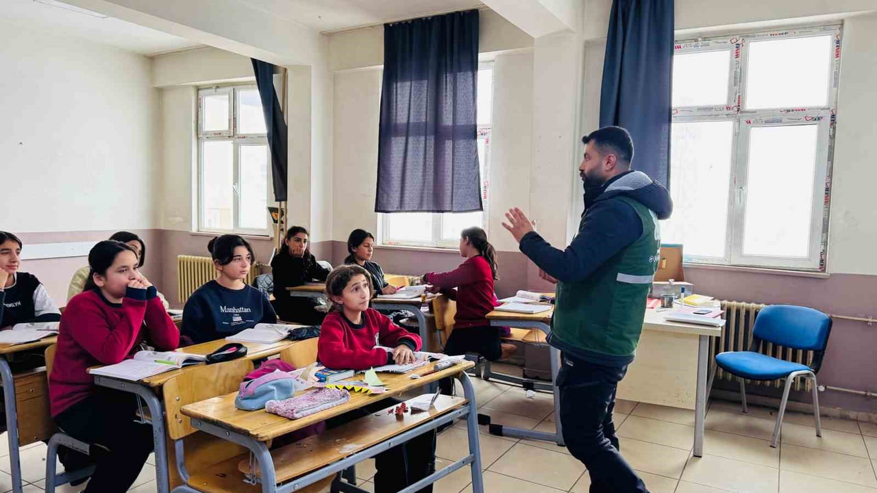 ŞIRNAK’IN BEYTÜŞŞEBAP İLÇESİNDE YEŞİLAY ÖĞRENCİLERE BAĞIMLILIK EĞİTİMİ VERDİ.