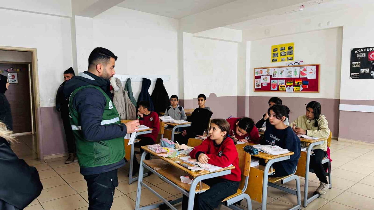 ŞIRNAK’IN BEYTÜŞŞEBAP İLÇESİNDE YEŞİLAY ÖĞRENCİLERE BAĞIMLILIK EĞİTİMİ VERDİ.