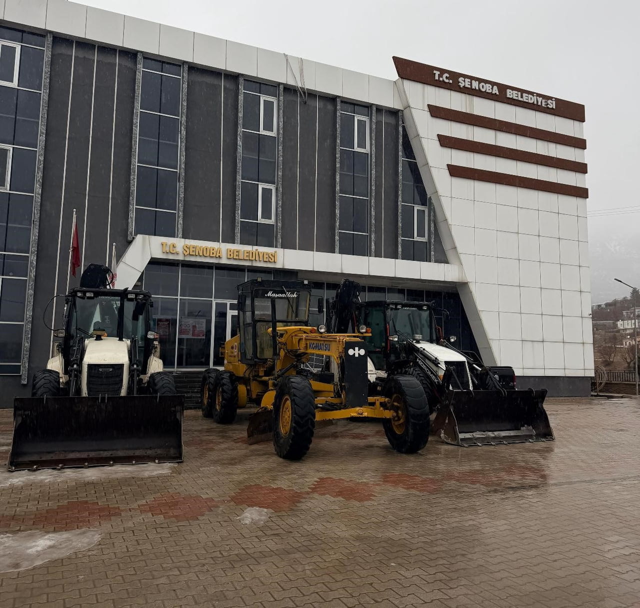 ŞIRNAK’IN ULUDERE İLÇESİNE BAĞLI ŞENOBA BELDESİNDE BELEDİYE EKİPLERİ YOLDA KALANLAR İÇİN 7/24...