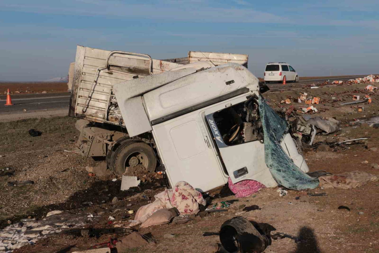 ŞIRNAK’TA CİZRE-NUSAYBİN KARAYOLUNDA İKİ TIRIN ÇARPIŞMASI SONUCU YAŞANAN TRAFİK KAZASINDA İKİ KİŞİ...