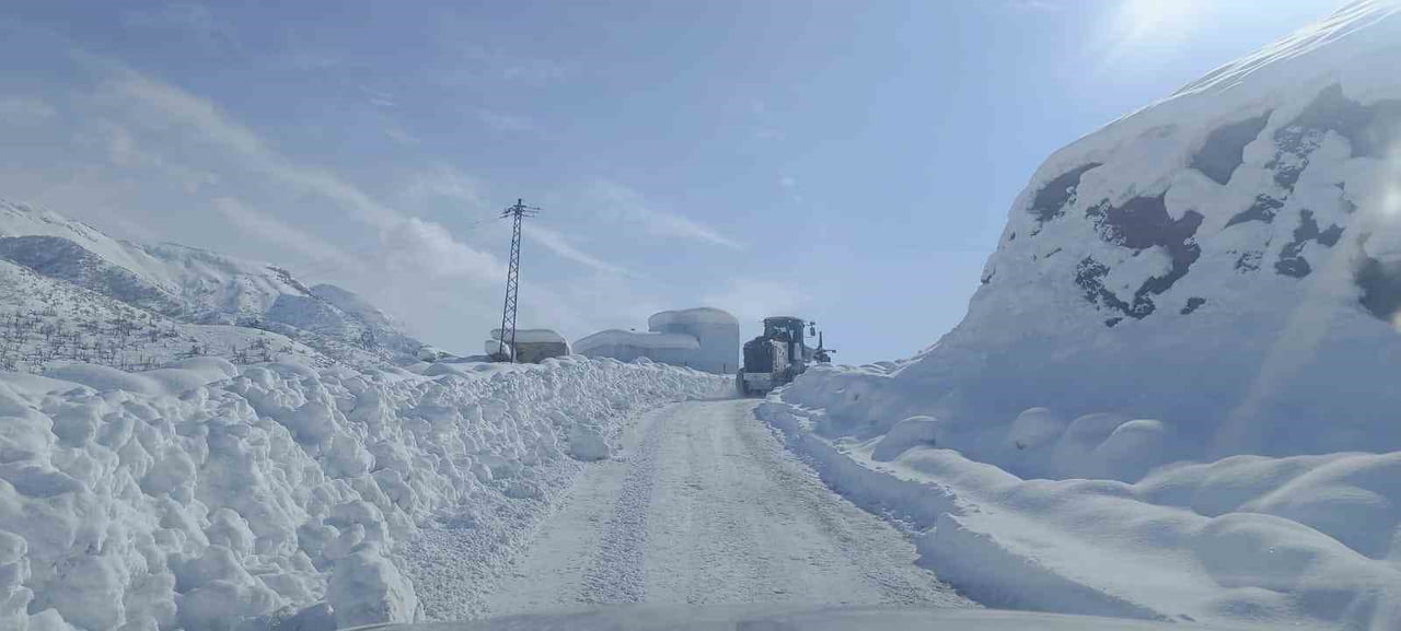 ŞIRNAK’TA ETKİLİ OLAN YOĞUN KAR YAĞIŞI NEDENİYLE KAPANAN YOLLARIN ULAŞIMA AÇILMASI İÇİN BAŞLATILAN...