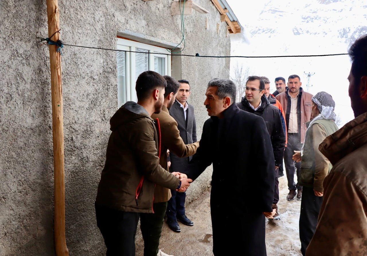 ŞIRNAK’TA GEÇTİĞİMİZ GÜNLERDE BİR EVİN ÜZERİNE ÇIĞ DÜŞMÜŞTÜ VALİ KÖYDE VATANDAŞLARLA BİR ARAYA...