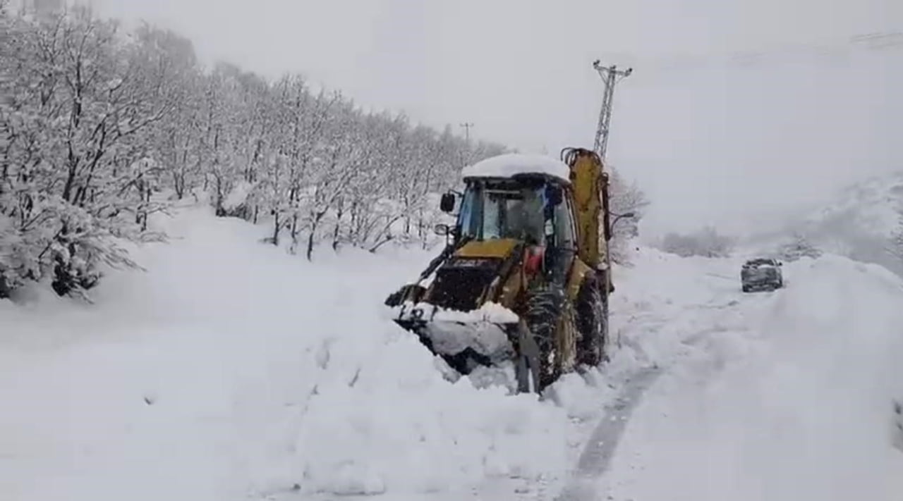 ŞIRNAK’TA GÜNLERDİR ETKİLİ OLAN KAR YAĞIŞI SONRASI BİR ÇOK ÇIĞ DÜŞTÜ. EKİPLER YOLLARI AÇMAK İÇİN...