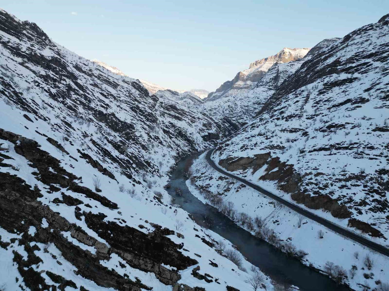 ŞIRNAK’TA KAR YAĞIŞI SONRASI KANLI DERE OLARAK BİLİNEN BÖLGELER BEYAZLARA İÇİNDE KALDI. HAVADAN...