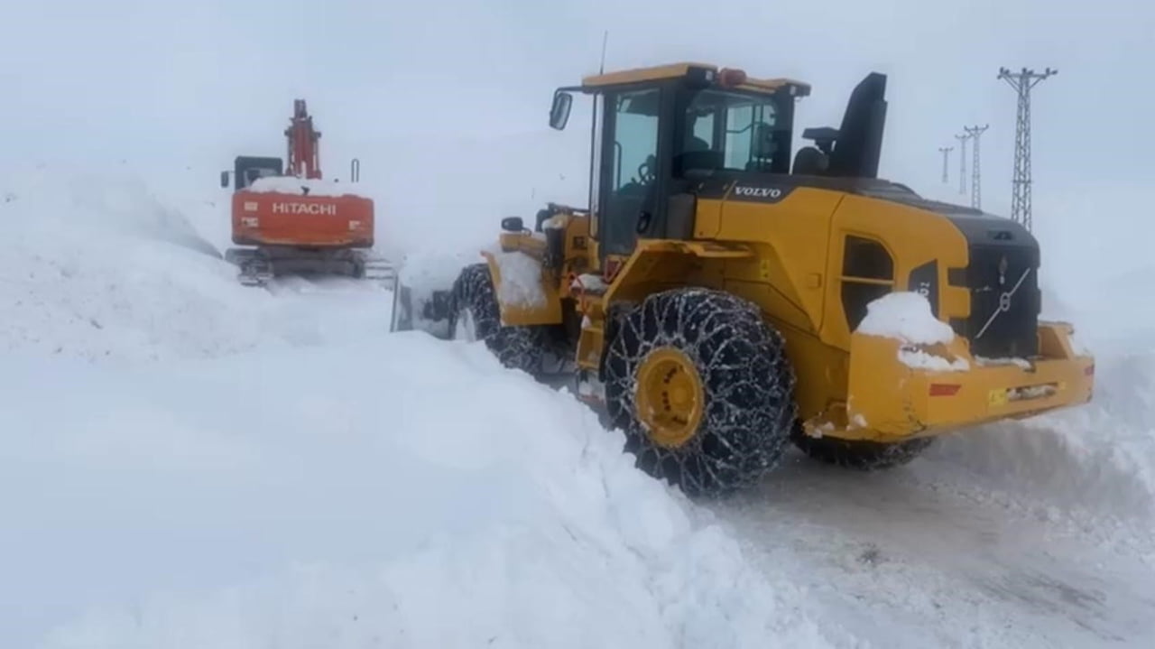 ŞIRNAK’TA KARLA MÜCADELE DEVAM EDİYOR. KAR YAĞIŞININ ETKİLİ OLDUĞU BEYTÜŞŞEBAP İLÇESİNDE EKİPLERİN...