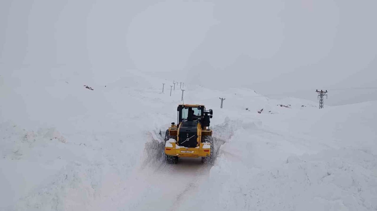 ŞIRNAK’TA KARLA MÜCADELE TİMLERİ 1 AYDIR YOL AÇMA ÇALIŞMALARINA DEVAM EDİYOR. İŞ MAKİNASI BOYUNU...