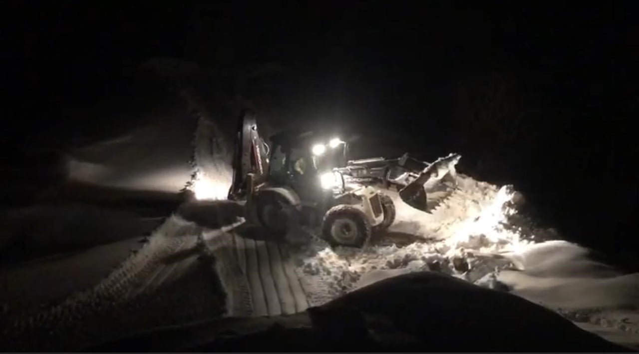 ŞIRNAK’TA KIŞ ÇETİN GEÇİYOR. YAYLA KÖYLERİNDE KALAN VATANDAŞIN İMDADINA EKİPLER YETİŞTİ....