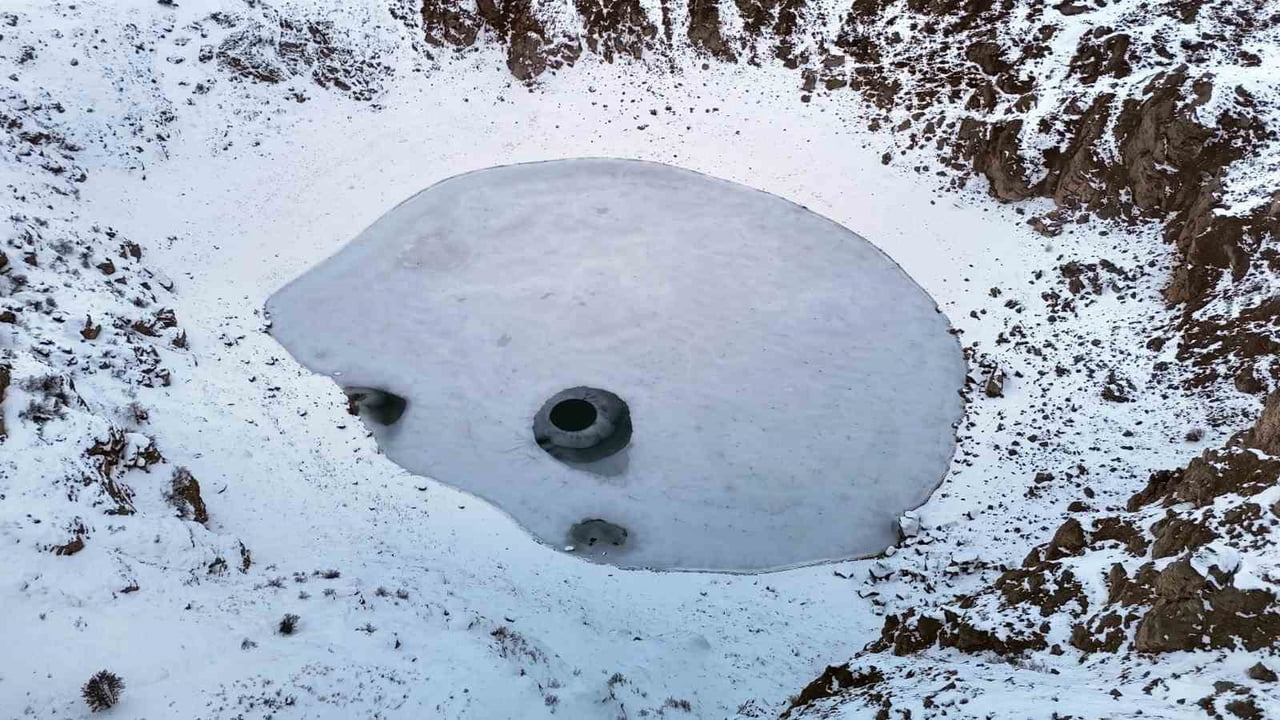 SİVAS'TA BULUNAN VE GÜNEŞİN KONUMUNA GÖRE RENK DEĞİŞTİREN KIZILÇAN GÖLÜ, SOĞUK HAVANIN ETKİSİYLE...