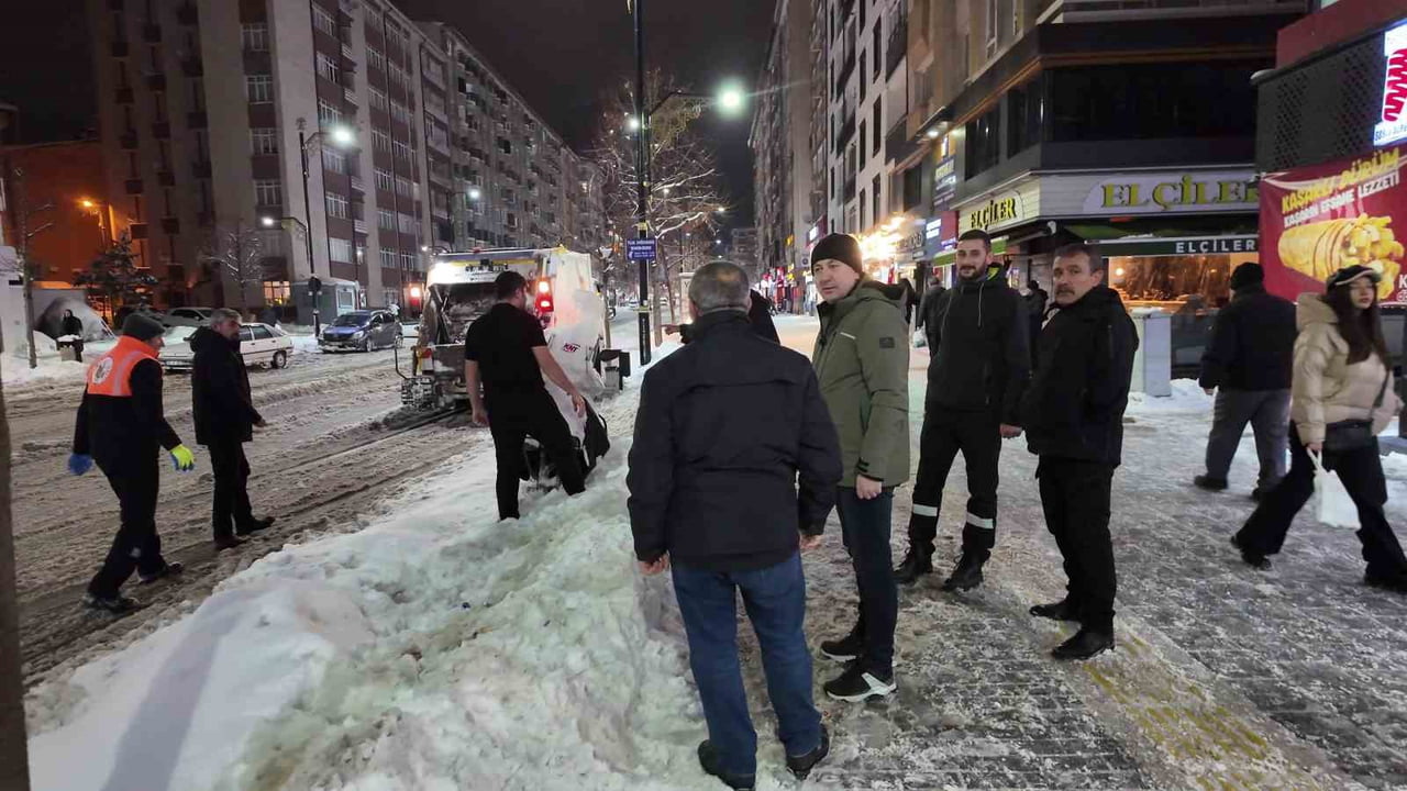 SİVAS BELEDİYE BAŞKANI DR. ADEM UZUN, KAPANAN YOLDA OTOBÜS BEKLEYEN YOLCULARI EVLERİNE...