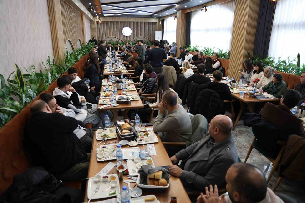 SİVAS BELEDİYE BAŞKANI DR. ADEM UZUN, KENTTE GÖREV YAPAN BASIN MENSUPLARI İLE BİR ARAYA...