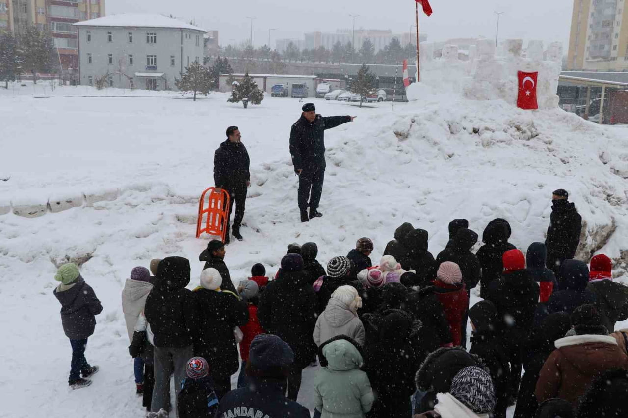 SİVAS İL JANDARMA KOMUTANLIĞI, SEVGİ EVLERİNDE KALAN ÇOCUKLAR İÇİN KIZAK ŞENLİĞİ HAZIRLADI....