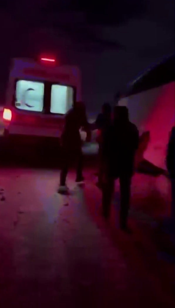 SİVAS’IN KANGAL İLÇESİNDE TERMİK SANTRAL İŞÇİLERİNİ TAŞIYAN SERVİS OTOBÜSÜ, YOĞUN SİS VE BUZLANMA...