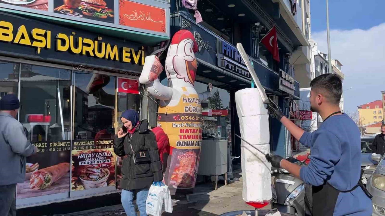 SİVAS’IN SUŞEHRİ İLÇESİNDE BİR DÖNER USTASI, ETKİLİ OLAN KAR YAĞIŞINI FARKLI BİR ŞEKİLDE...