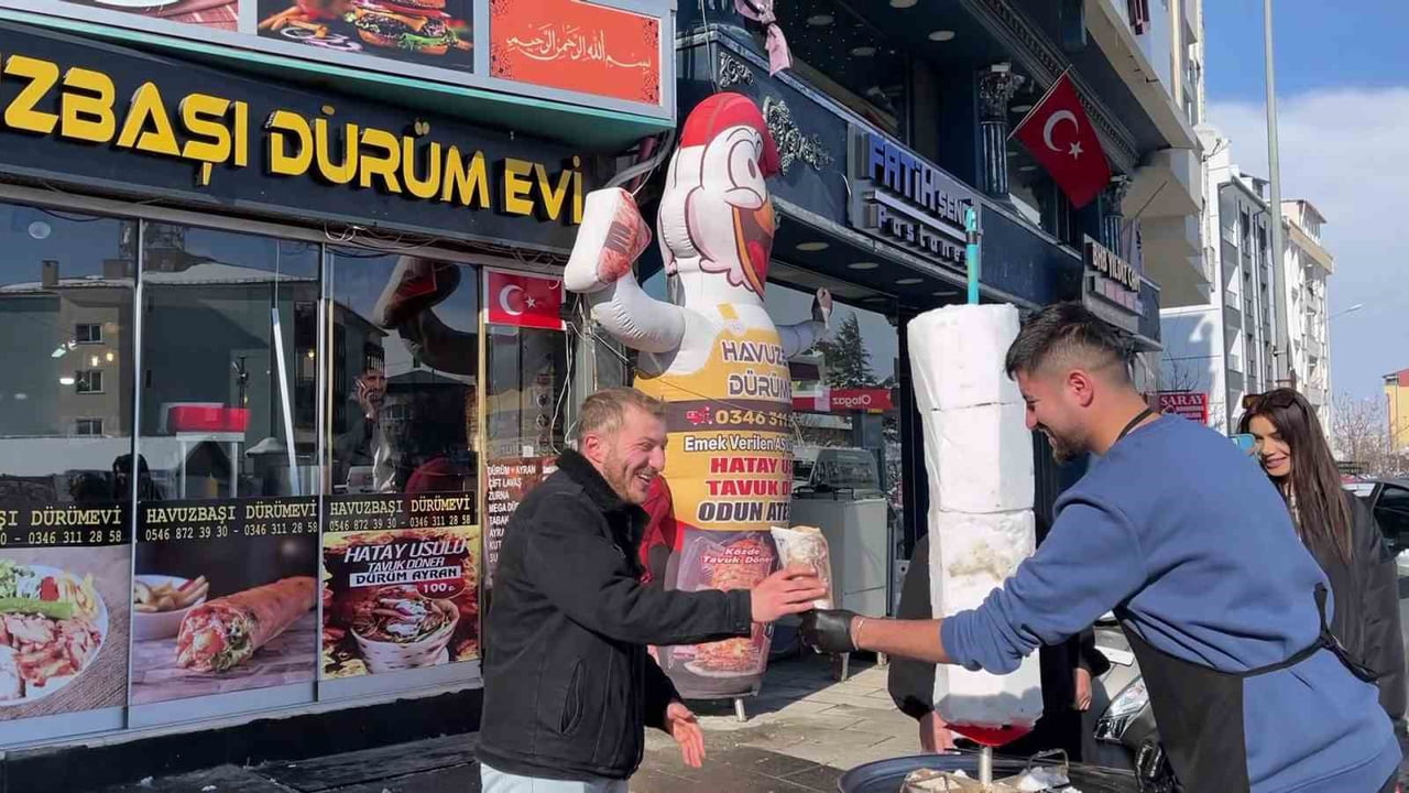 SİVAS’IN SUŞEHRİ İLÇESİNDE BİR DÖNER USTASI, ETKİLİ OLAN KAR YAĞIŞINI FARKLI BİR ŞEKİLDE...