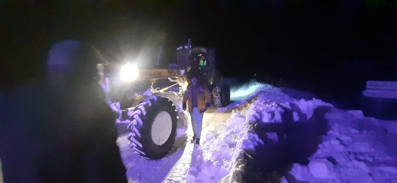 SİVAS’IN ZARA İLÇESİ PAZARCIK KÖYÜNDE RAHATSIZLANAN HASTAYA, 4 SAAT SÜREN ZORLU KARLA MÜCADELE...