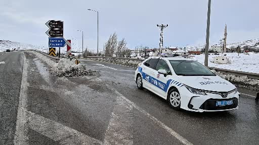 Sivas-Kayseri kara yolu araç ulaşımına kapatıldı