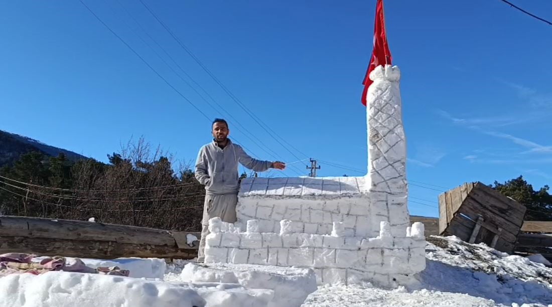 SİVAS’TA BİR BABA, ÇOCUKLARININ KIZ KULESİ MANZARASINA KARŞI ÇAY İÇME İSTEKLERİ ÜZERİNE KARDAN KIZ...