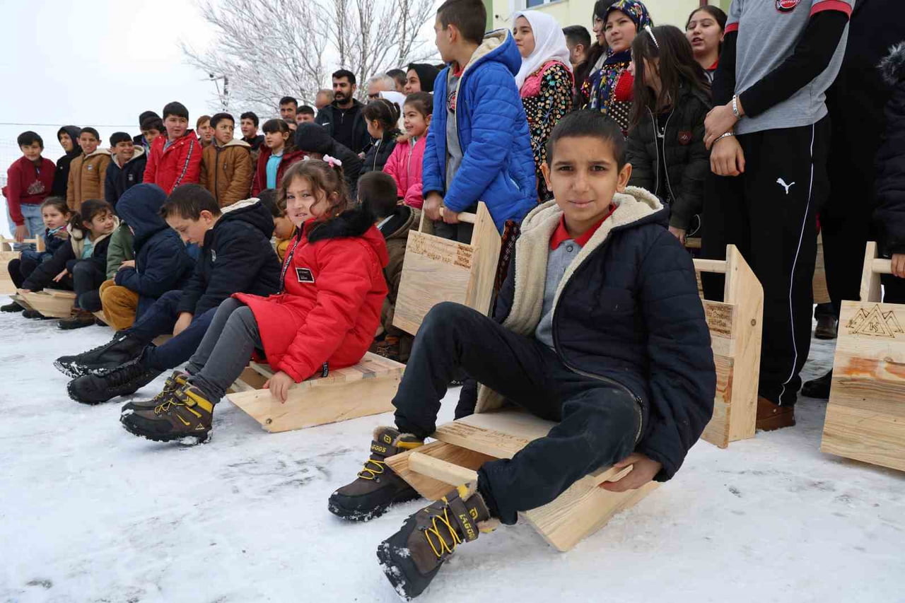 SİVAS’TA BİR KÖYDE DAHA ÖNCESİNDE POŞET VE LEĞEN İLE KAYAN ÖĞRENCİLERE AHŞAP KIZAK HEDİYE EDİLDİ....