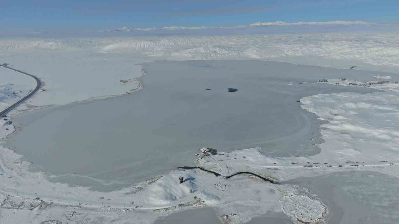 SİVAS’TA BİRÇOK EFSANEYE KONU OLAN VE YAZ AYLARINDA BİNLERCE GÖÇMEN KUŞU AĞIRLAYAN TÖDÜRGE GÖLÜ...