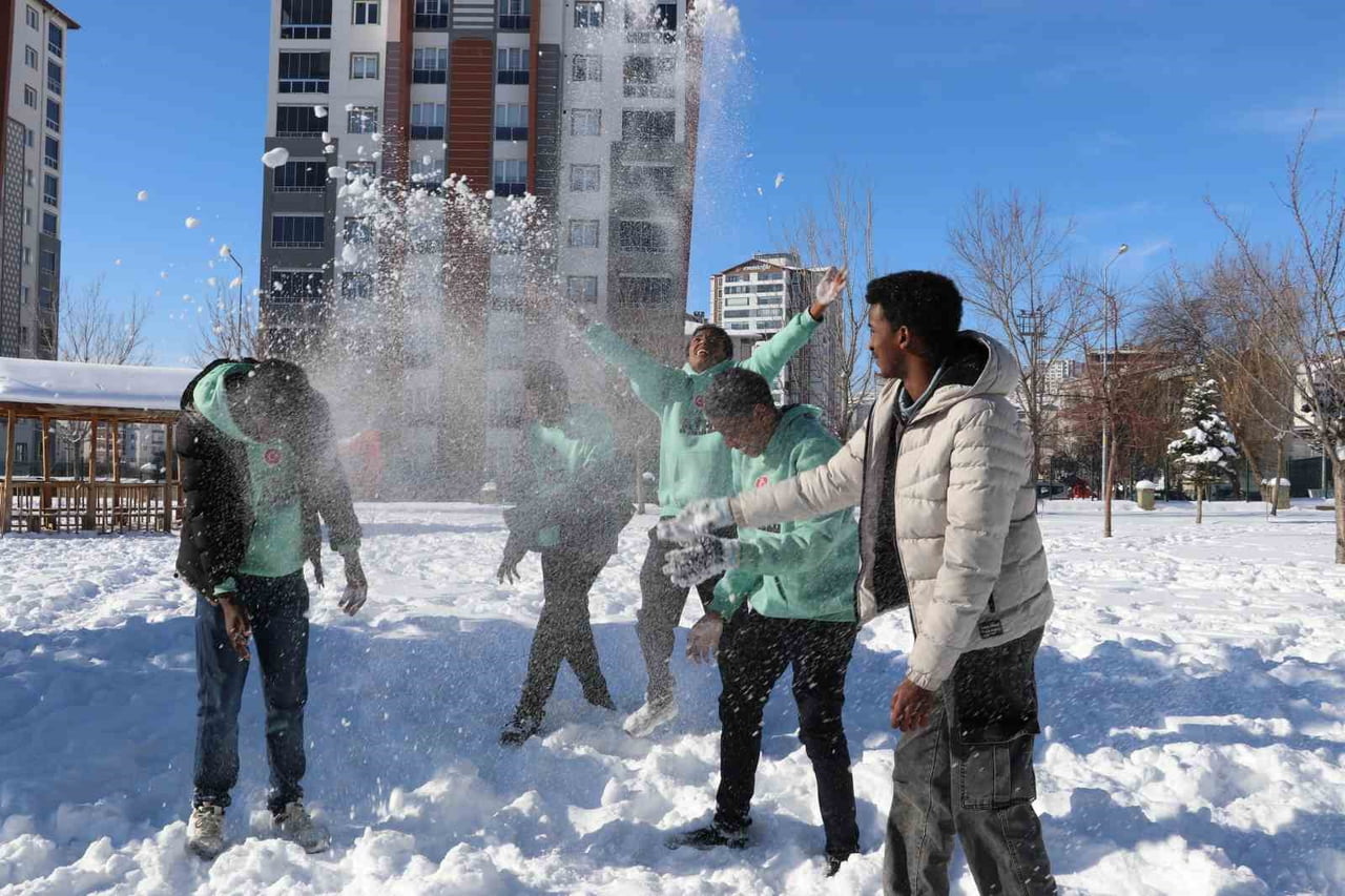 SİVAS’TA EĞİTİM GÖREN BİRÇOK AFRİKALI ÖĞRENCİ HAYATLARINDA İLK KEZ KARLA TANIŞTI, KARDAN ADAM...
