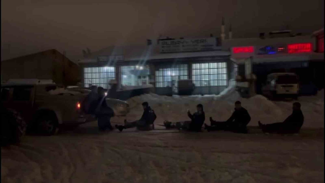 SİVAS’TA ESNAFLIK YAPAN TANJU KAYA, KAR YAĞIŞINI FIRSATA ÇEVİREREK ÇIRAKLARIYLA BİRLİKTE RENKLİ...