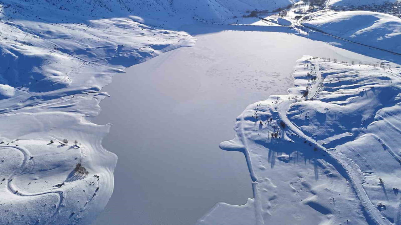 SİVAS’TA ETKİSİNİ ARTIRAN DONDURUCU SOĞUKLAR, YILDIZ GÖLETİ’NİN YÜZEYİNİ TAMAMEN BUZLA KAPLADI....