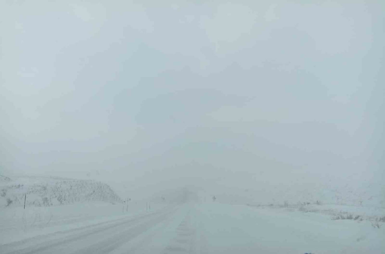 SİVAS’TA ETKİSİNİ ARTIRAN KAR YAĞIŞI VE TİPİ SONRASI SİVAS-MALATYA KARA YOLU TRAFİĞE KAPATILDI....