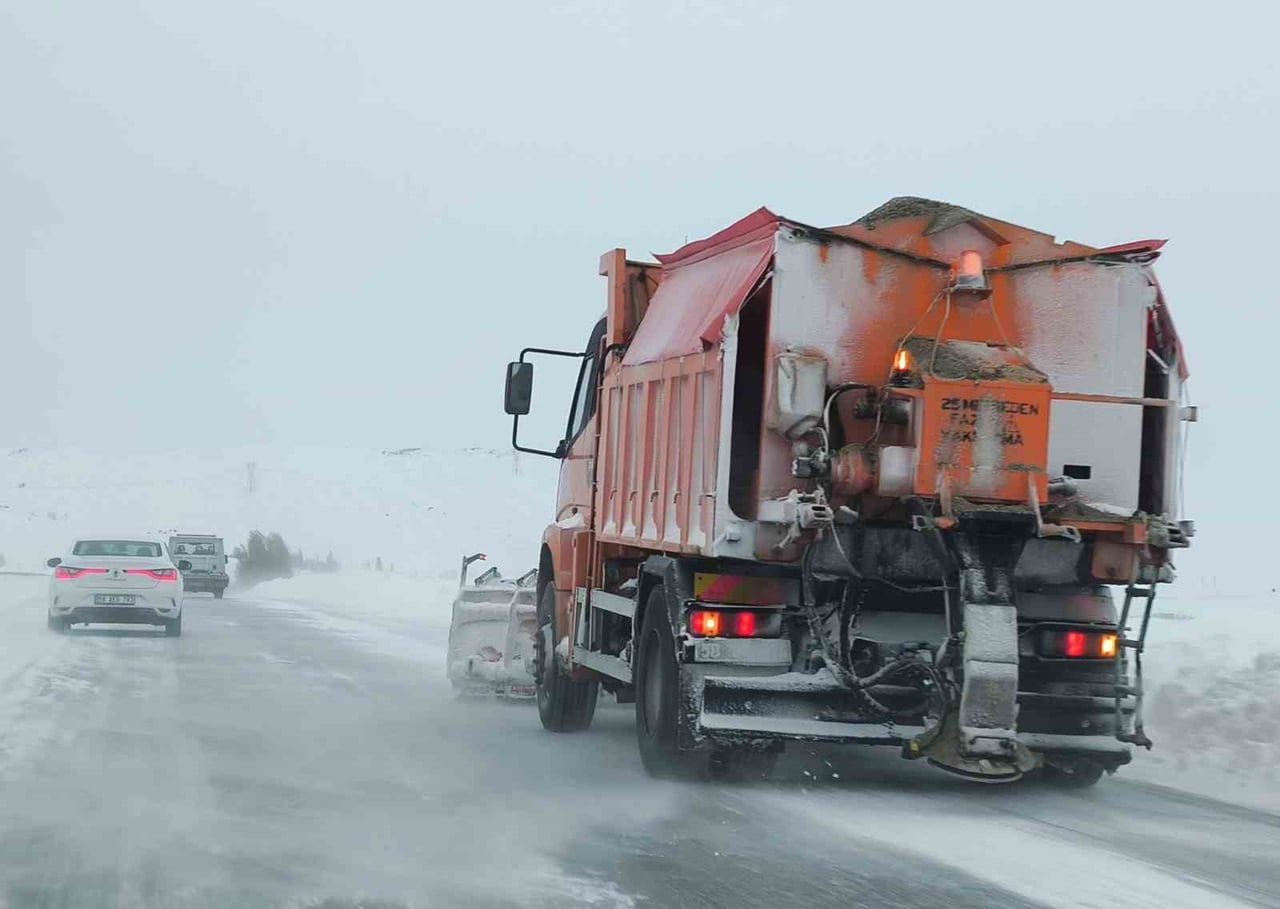 SİVAS’TA ETKİSİNİ SÜRDÜREN SOĞUK HAVA VE KAR YAĞIŞI ULAŞIMI FELÇ ETTİ, BİN 455 YERLEŞİM YERİNDEN...