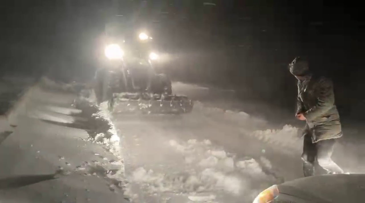 SİVAS’TA GECE SAATLERİNDEN İTİBAREN ETKİSİNİ ARTIRAN KAR VE TİPİ ULAŞIMDA AKSAMALARA NEDEN OLDU....