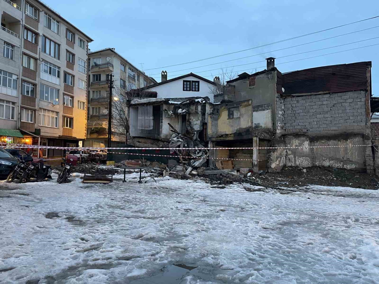 SİVAS’TA HALİT RIFAT PAŞA MAHALLESİ BULUNAN METRUK BİNA BİLİNMEYEN BİN NEDENLE ÇÖKTÜ, MAHALLEDE...