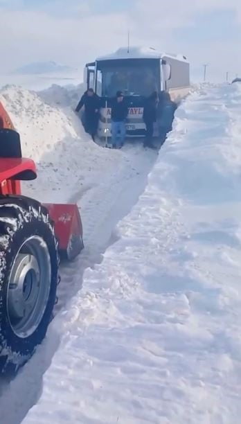 SİVAS’TA İLÇE SEFERİ YAPAN YOLCU MİDİBÜSÜ KARA SAPLANARAK MAHSUR KALDI. DURUMU ÖĞRENEN BİR MUHTAR...