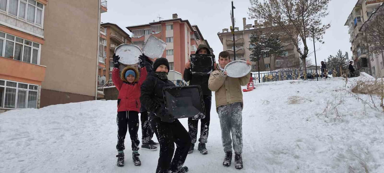 SİVAS’TA KARNE TATİLİ YAĞAN KARLA BİRLİKTE KAR EĞLENCESİNE DÖNÜŞTÜ.
