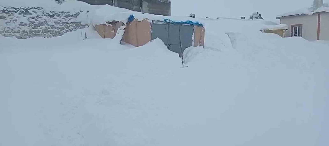 SİVAS’TA KÖYDE YAŞAYAN BİR VATANDAŞ, HAYVANLARININ OLDUĞU AHIRIN KAPISINI BULAMADI. YAKLAŞIK 3...