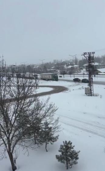 SİVAS’TA SABAH SAATLERİNDEN BU YANA ETKİSİNİ ARTIRAN KAR YAĞIŞI SONRASI ULAŞIMDA AKSAMALAR...