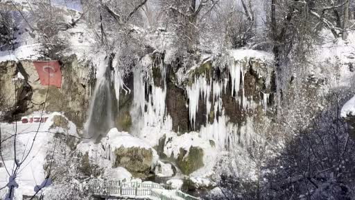 Sivas’ta Sızır Şelalesi dondu, devasa buz sarkıtları oluştu