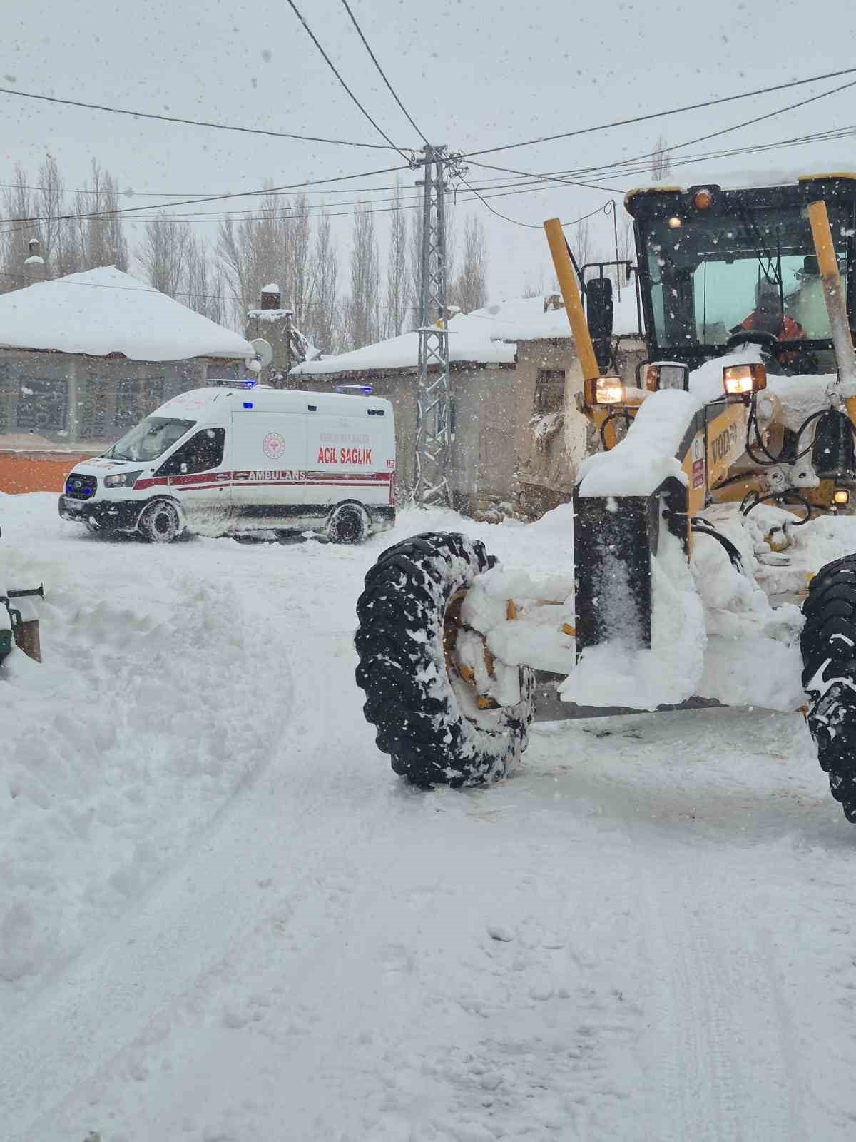 SİVAS’TA YAĞAN YOĞUN KAR NEDENİYLE BİN 420 YERLEŞİM YERİNDEN YAKLAŞIK 850’SİNİN YOLU ARAÇ...