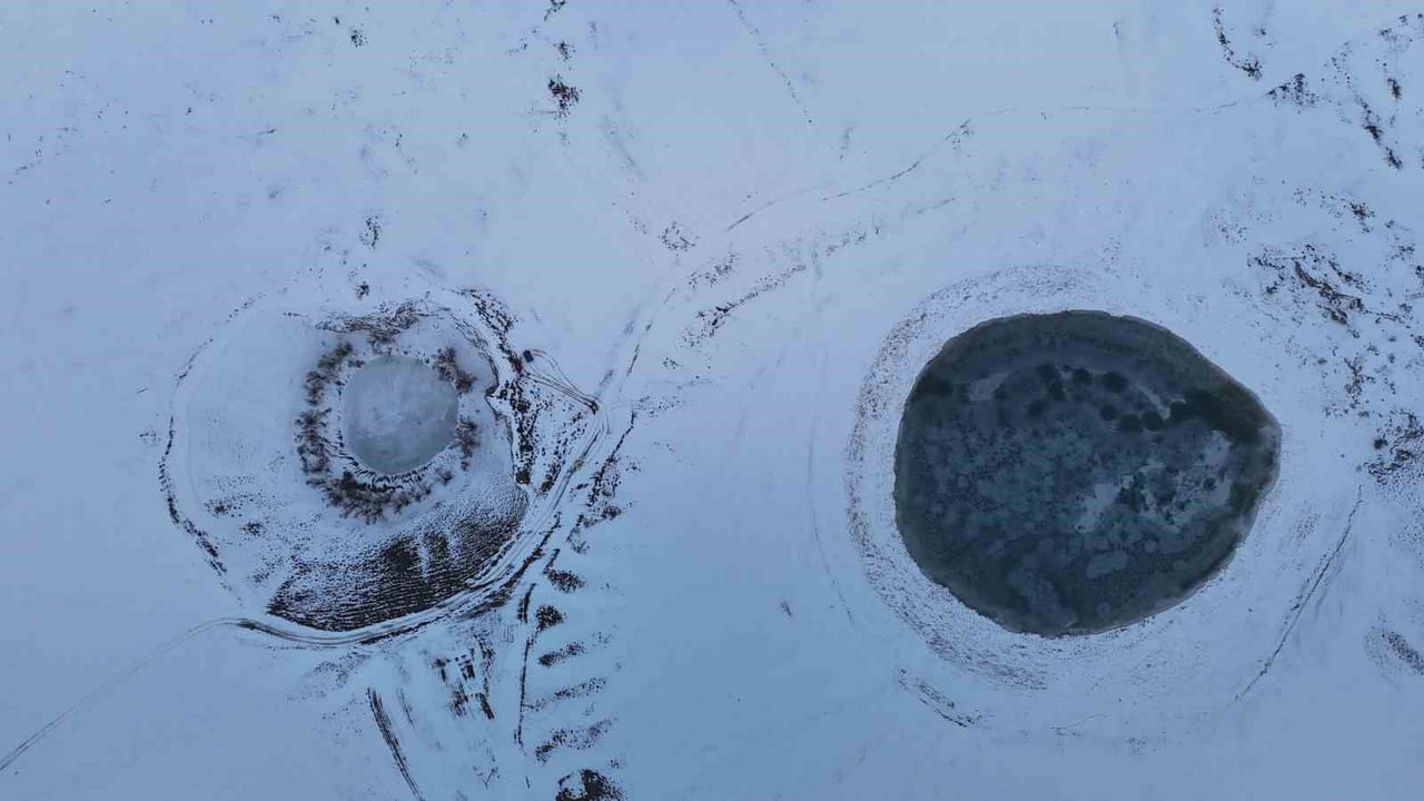 SİVAS’TA YAN YANA BULUNAN VE GÖZE BENZEYEN AĞGÖL VE KARAGÖL SOĞUK HAVANIN ETKİSİYLE DONDU. HER...