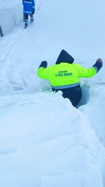 SİVAS’TA YAŞADIĞI KÖYDE RAHATSIZLANAN HASTA KADIN İÇİN EKİPLER SEFERBER OLDU. EKİPLERİN 5 SAATLİK...