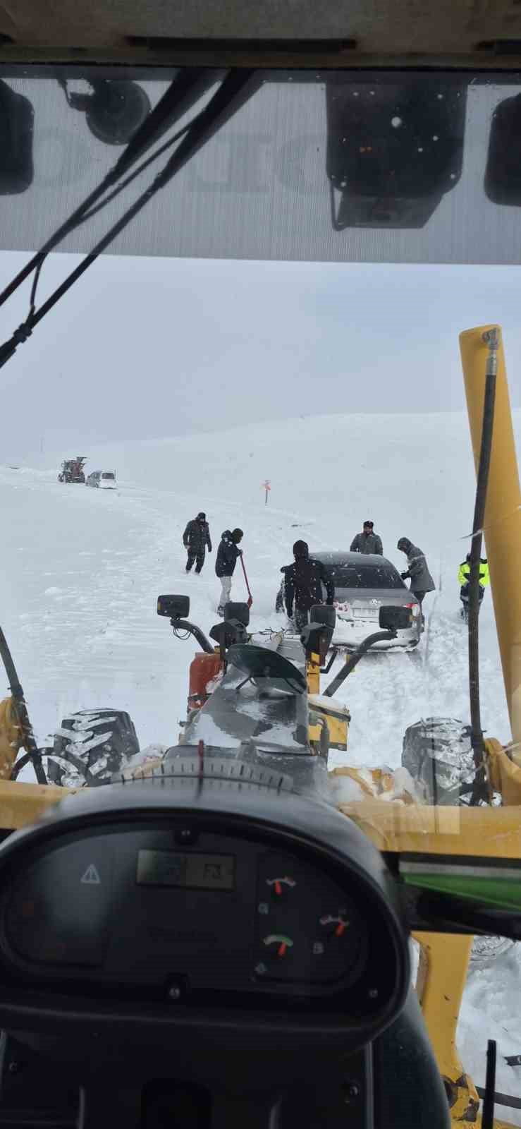 SİVAS’TA YOĞUN KAR YAĞIŞI NEDENİYLE YOLDA KALAN ARAÇLAR, KARLA MÜCADELE EKİPLERİNİN ÇALIŞMASI...