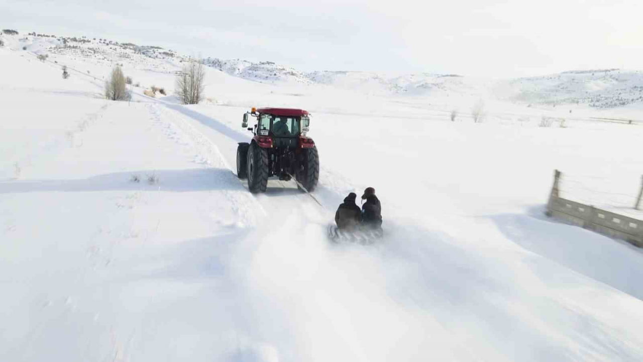 SİVAS’TA YOĞUN KAR YAĞIŞINI EĞLENCEYE DÖNÜŞTÜREN BİR VATANDAŞ, TRAKTÖRE BAĞLADIĞI LASTİKLE KÖY...