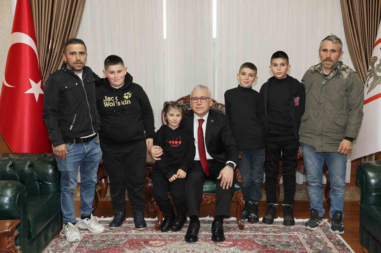 SİVAS VALİSİ YILMAZ ŞİMŞEK, KARDAN KIZ KULESİ YAPAN ÇOCUKLARI MAKAMINDA AĞIRLADI