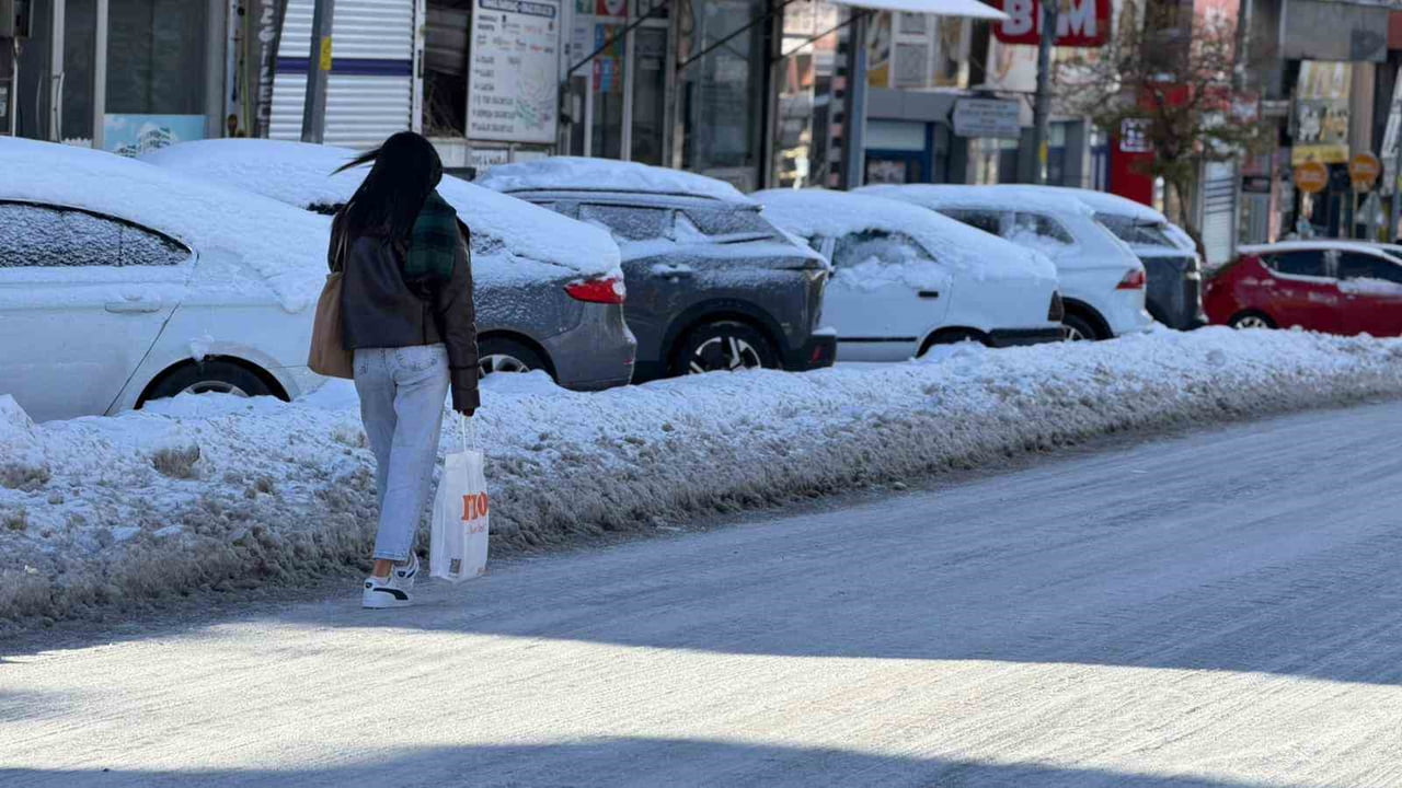 SİVEREK’TE KAR ESARETİ SÜRÜYOR: GÜNEŞ AÇTI AMA BUZ VE KAR HAYATI DURDURDU