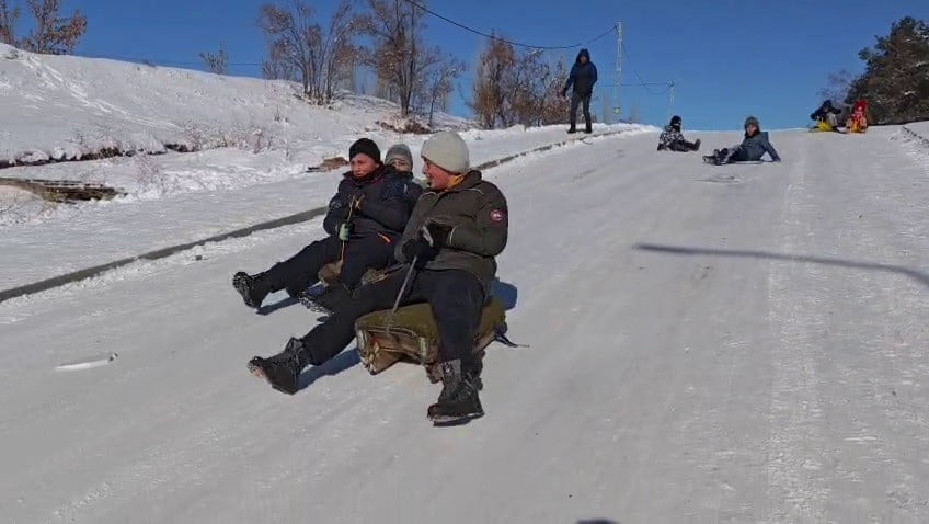 SOĞUK HAVA GÜNLÜK YAŞAMI OLUMSUZ ETKİLERKEN, ÇOCUKLAR İSE DONDURUCU HAVAYA ALDIRIŞ ETMEDİ. İLÇENİN...